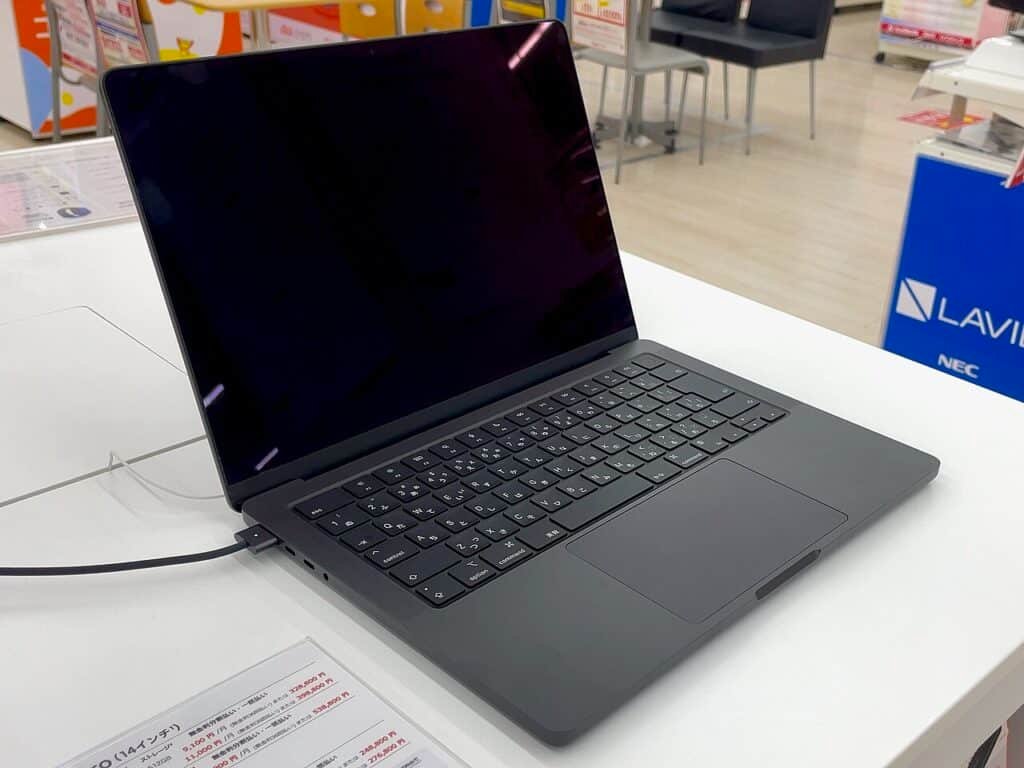 14-инчов MacBook Pro с чип M3 в цвят Space Grey на витрина в магазин