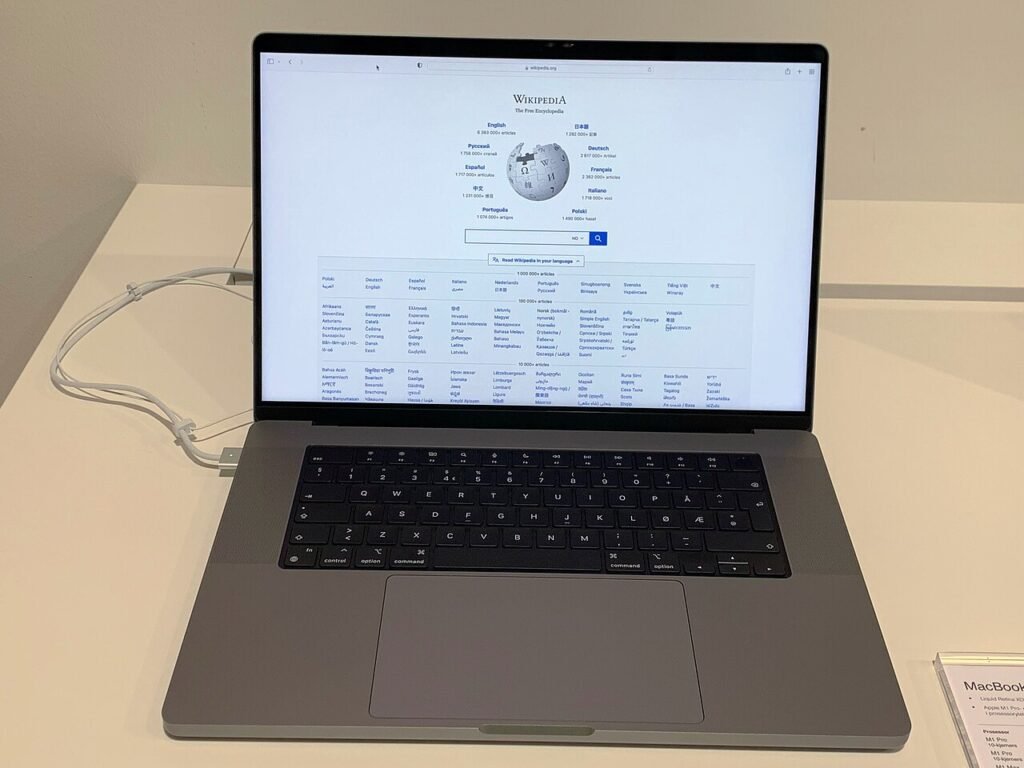 Отворен 16-инчов MacBook Pro на витрина в магазин