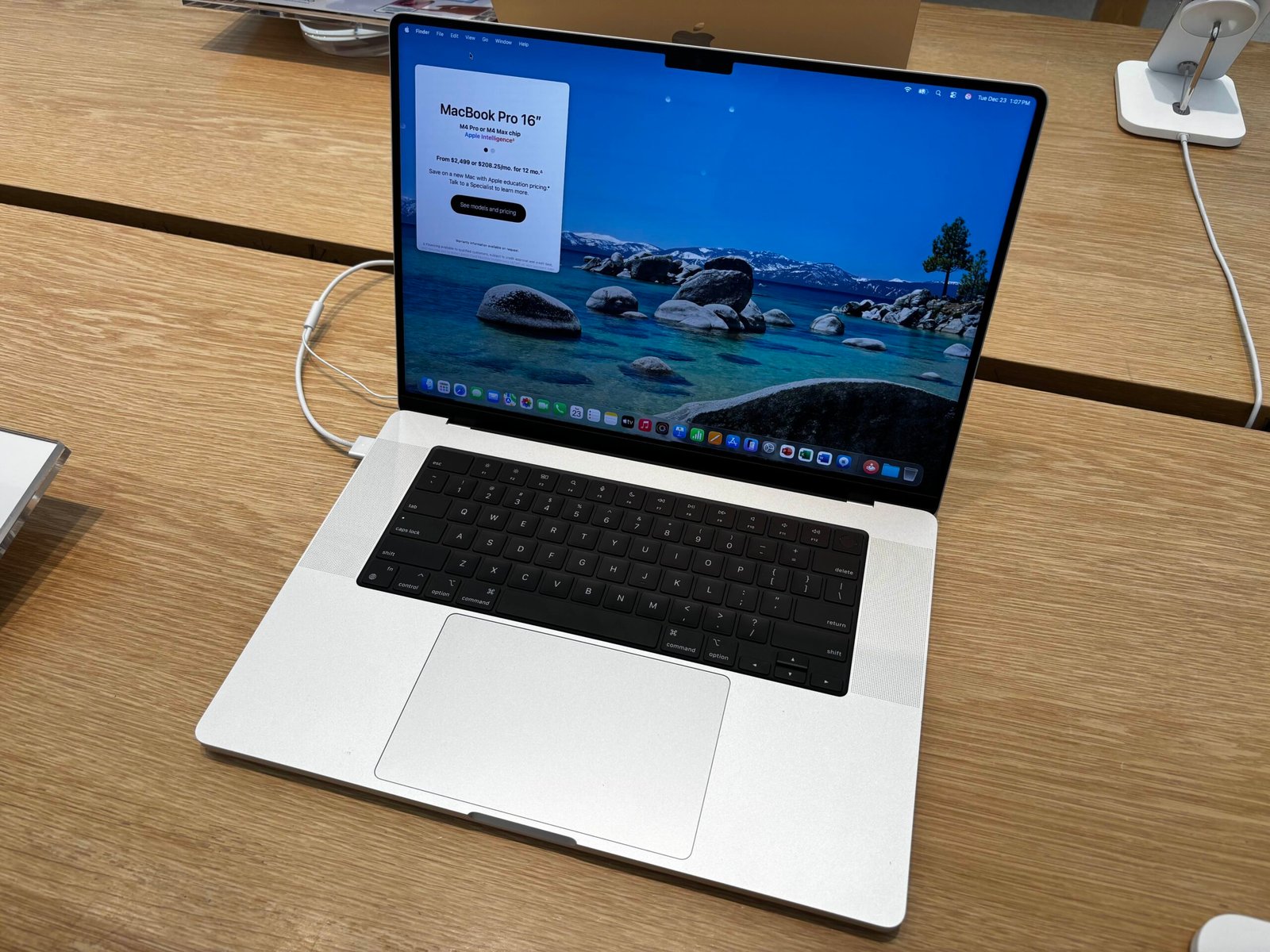 MacBook Pro 16 инча с чип M4 Pro – сегашният дизайн, който MacBook Pro с тъчскрийн се очаква да смени