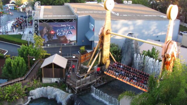 Атракцион по Mass Effect с банер Terra Nova и надпис N7 в парка California’s Great America – илюстрация към изтеклия трейлър на Mass Effect: Universe