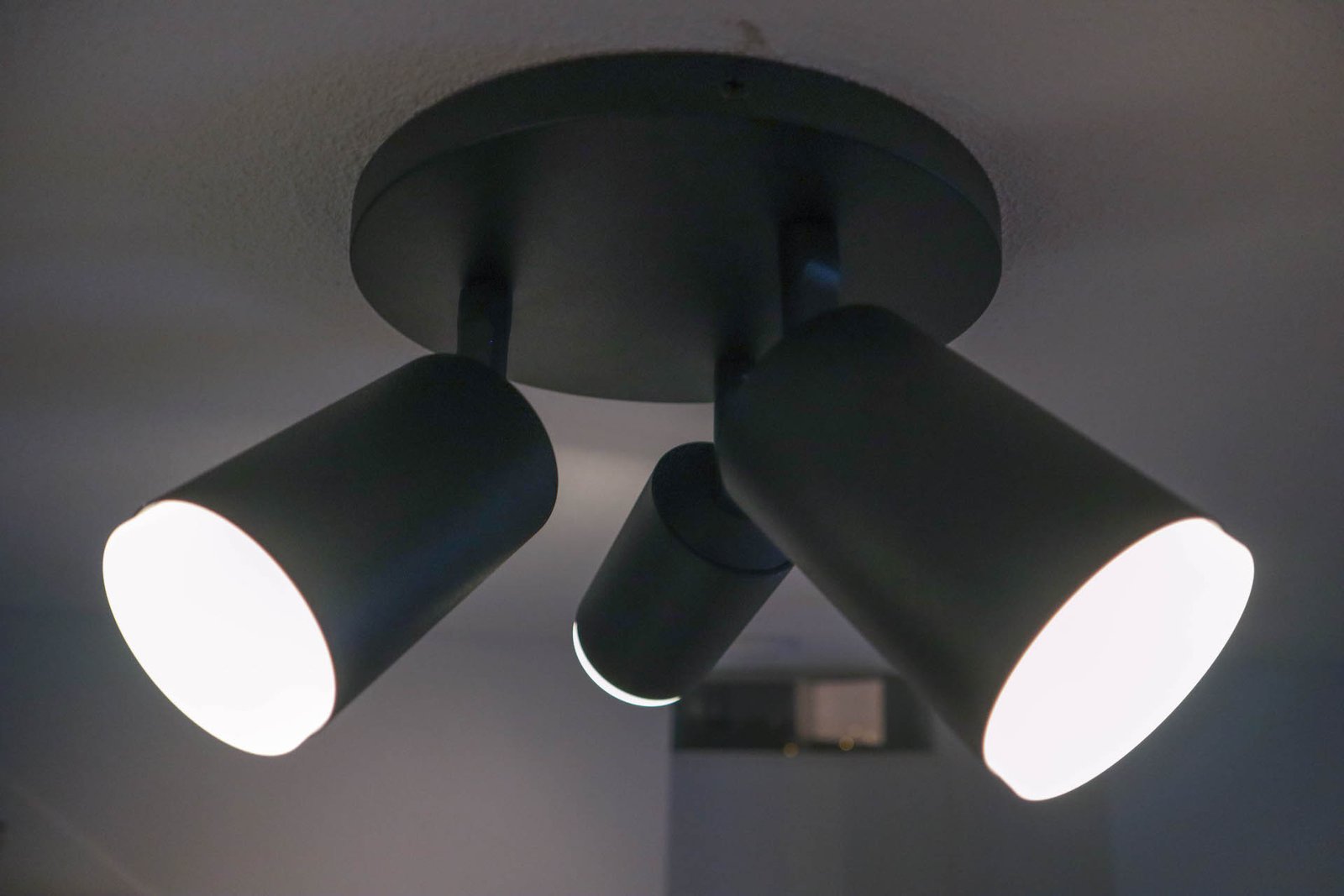 Група умни спотове Philips Hue – типичен случай за Groupcast в Matter 1.6.1