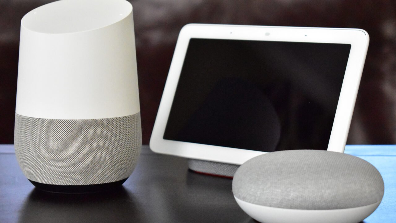 Google Home, Nest Hub и Home Mini на маса – устройства, които могат да са контролер в умен дом с Matter мултиадмин