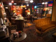 Декорът на Central Perk от Friends – сериалът, превърнал Матю Пери в звезда, на фона на новия документален сериал на Netflix за Матю Пери