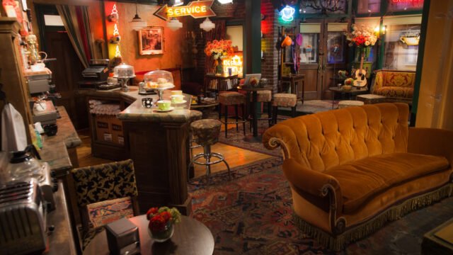 Декорът на Central Perk от Friends – сериалът, превърнал Матю Пери в звезда, на фона на новия документален сериал на Netflix за Матю Пери