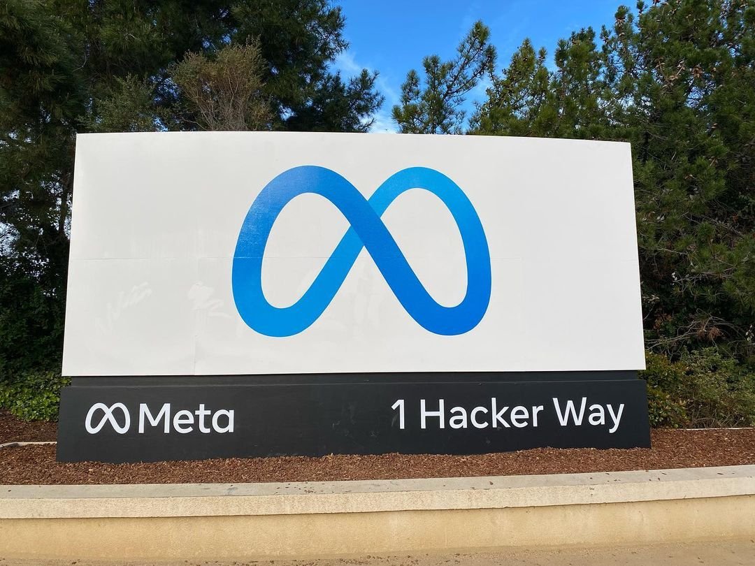 Табелата с логото на Meta пред централата на компанията на Hacker Way 1