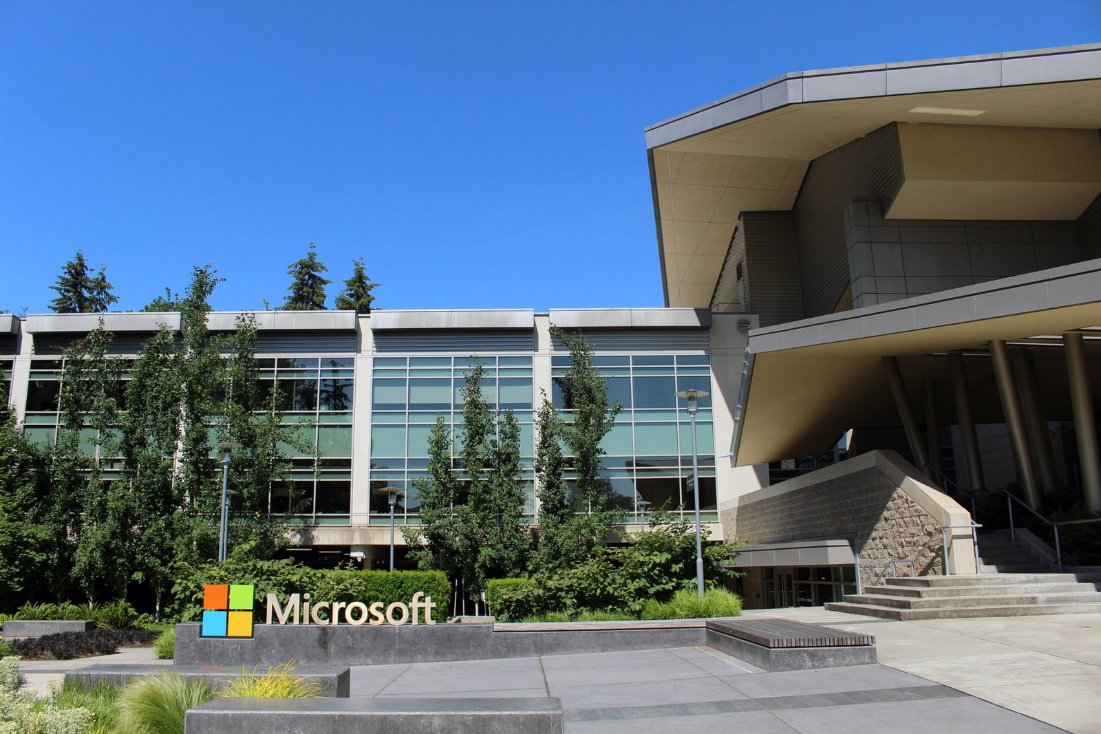 Сградата на Microsoft в Редмънд с логото на компанията – Microsoft Agent 365 и контрол на AI агенти