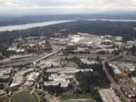 Въздушна снимка на кампуса на Microsoft в Редмънд, щата Вашингтон, с офис сгради и строителни кранове