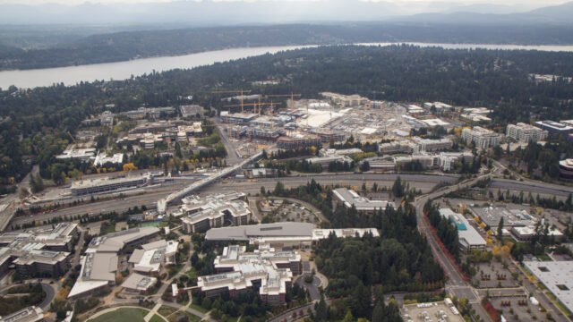 Въздушна снимка на кампуса на Microsoft в Редмънд, щата Вашингтон, с офис сгради и строителни кранове
