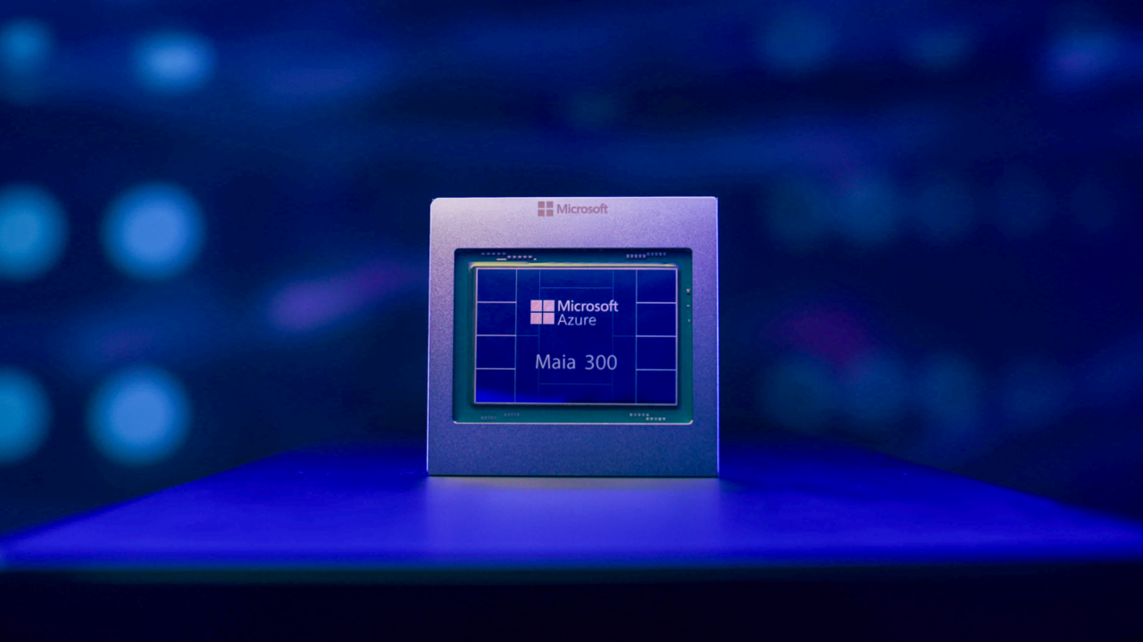 Чипът Microsoft Azure Maia 300 върху осветена в синьо повърхност
