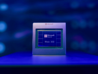 Чипът Microsoft Azure Maia 300 върху осветена в синьо повърхност