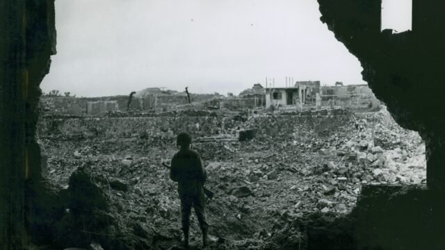 Архивна снимка от Окинава през 1945 г. – местото, където завършва историята на Mosquito Bowl