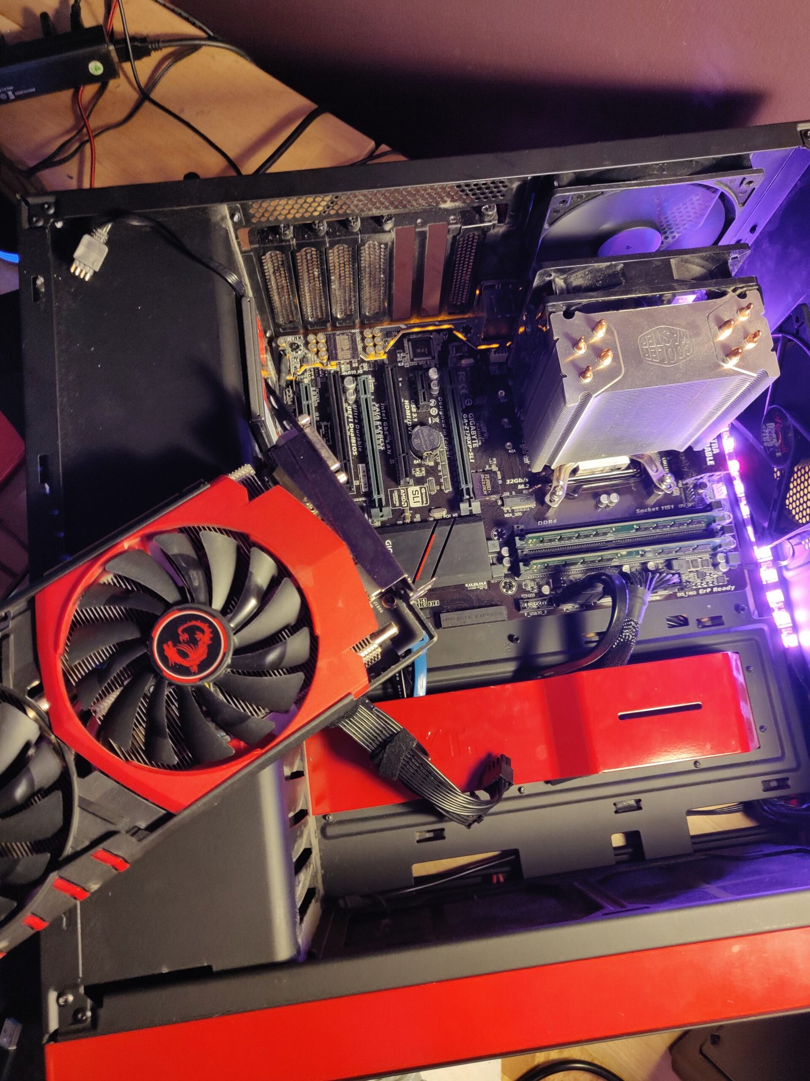 Видеокарта MSI, монтирана в компютърна кутия до охладител за процесор