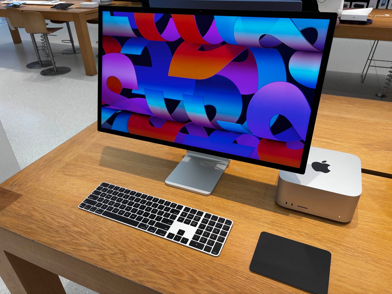 Mac Studio със Studio Display, клавиатура и тракпад – платформата, на която Meta оптимизира Muse Spark Open (снимката е на по-ранен модел)