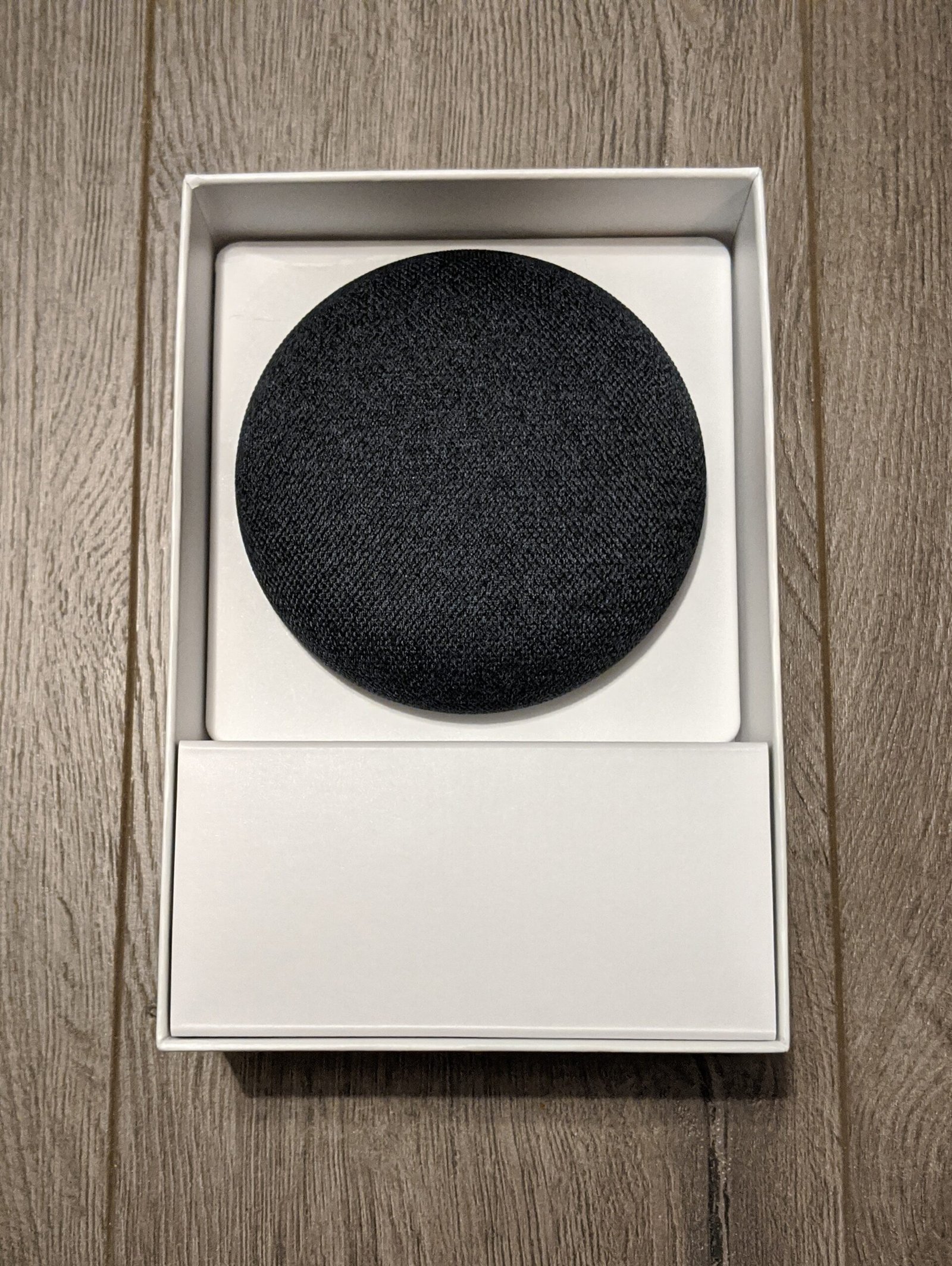 Умна колона Google Nest Mini в кутията си