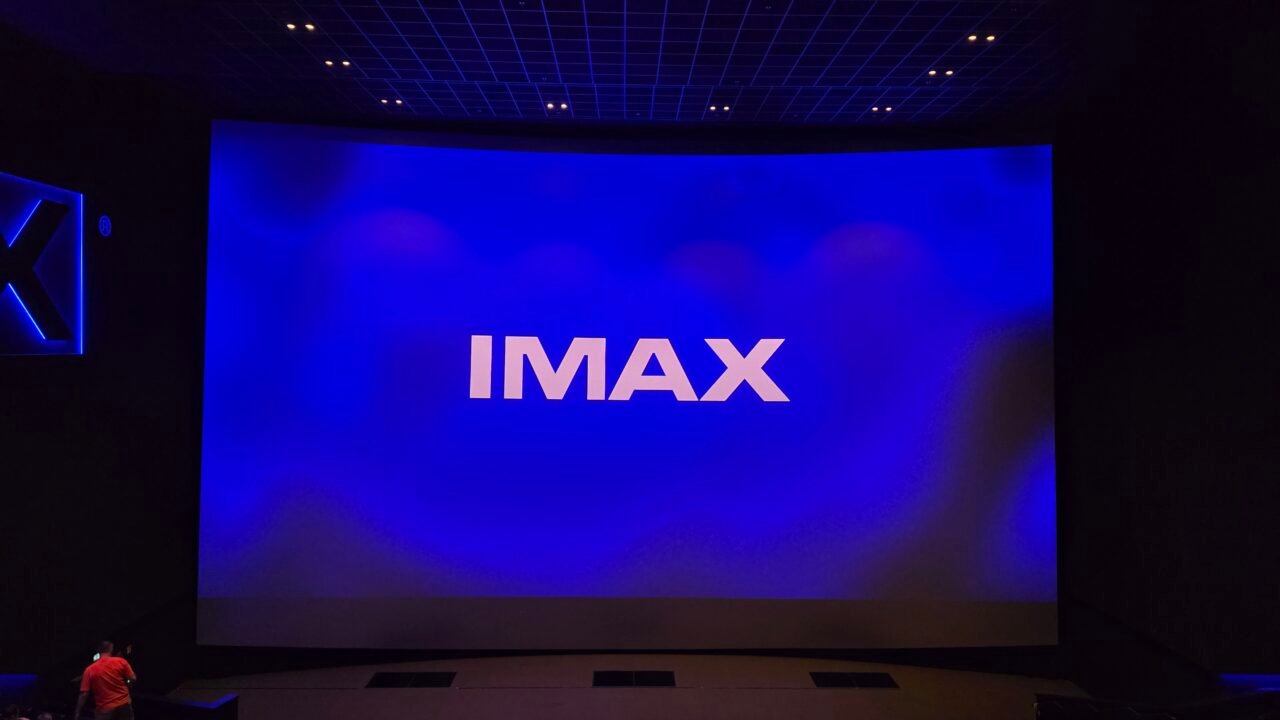 Празен IMAX салон с голям извит екран – филмите на Netflix в кината