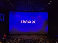 Празен IMAX салон с голям извит екран – филмите на Netflix в кината