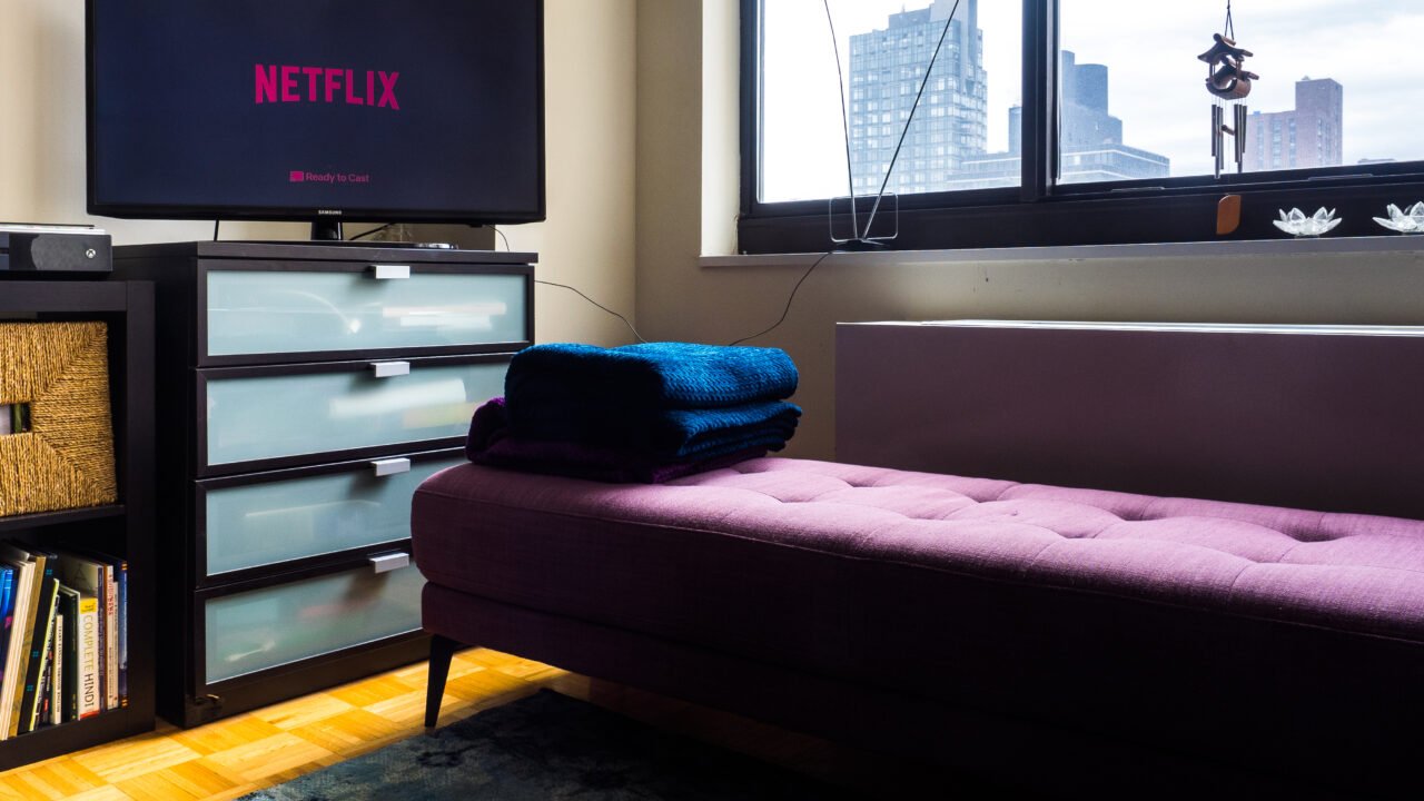 Телевизор у дома с отворено приложение Netflix