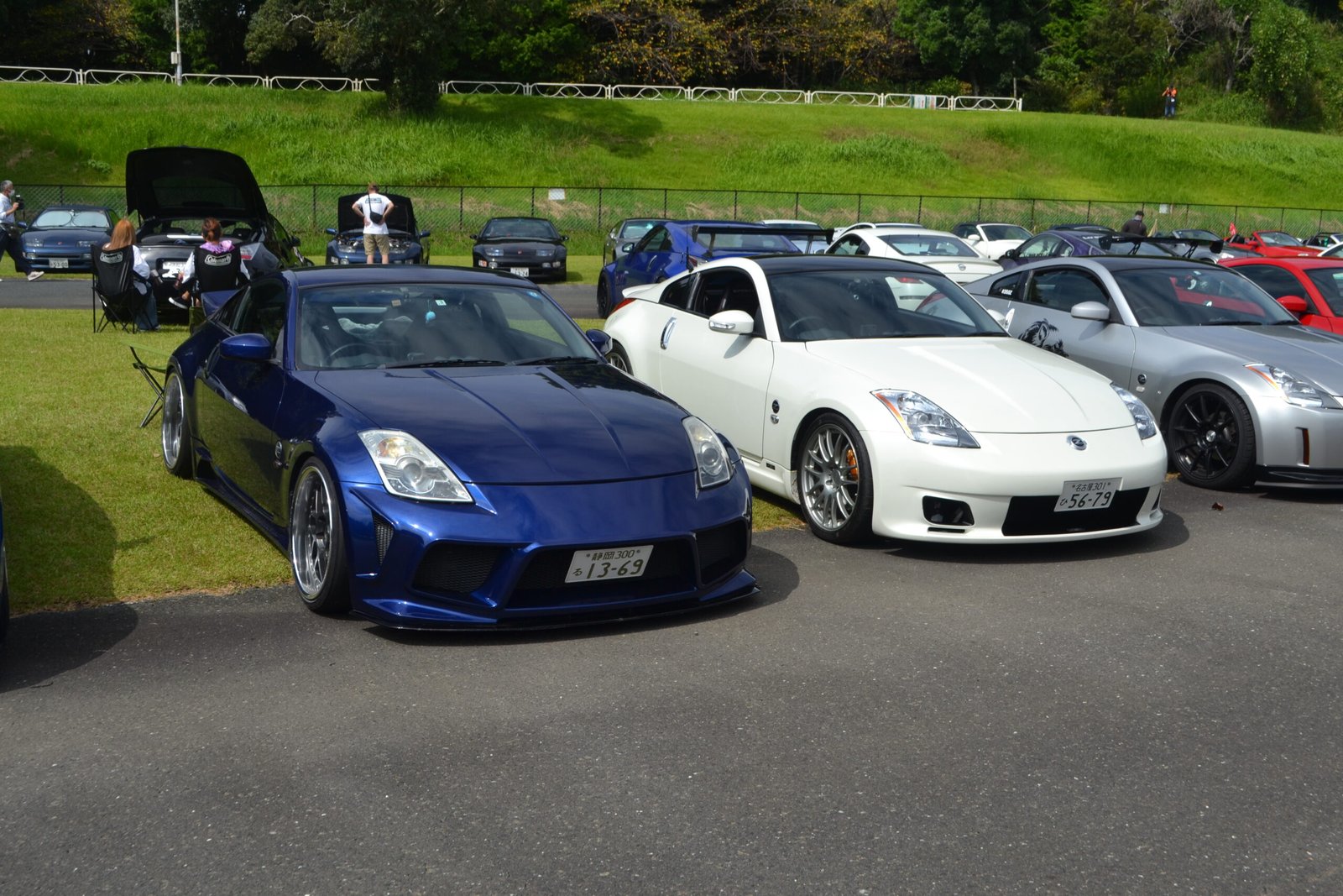Няколко Nissan 350Z (Fairlady Z33) на паркинг – един от моделите, които могат да се карат в Need for Speed Underground 2