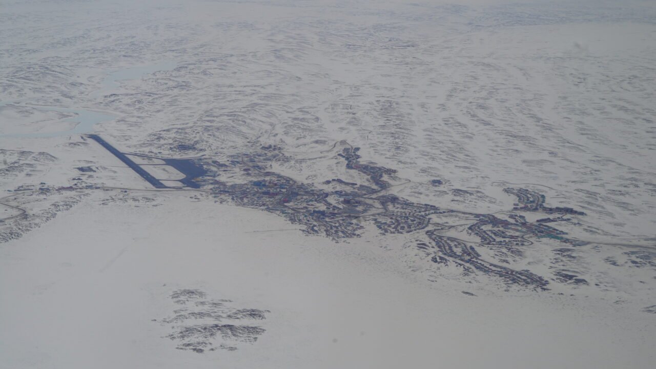 Заснежен арктически град в Нунавут – регионът, в който се развива North of North