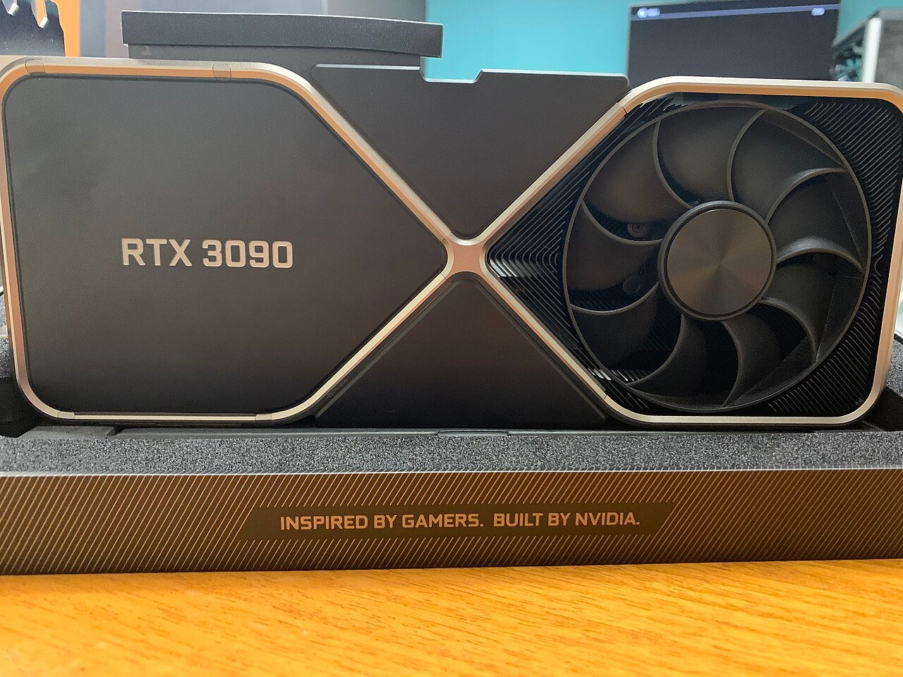 Видеокарта NVIDIA GeForce RTX 3090 Founders Edition отблизо