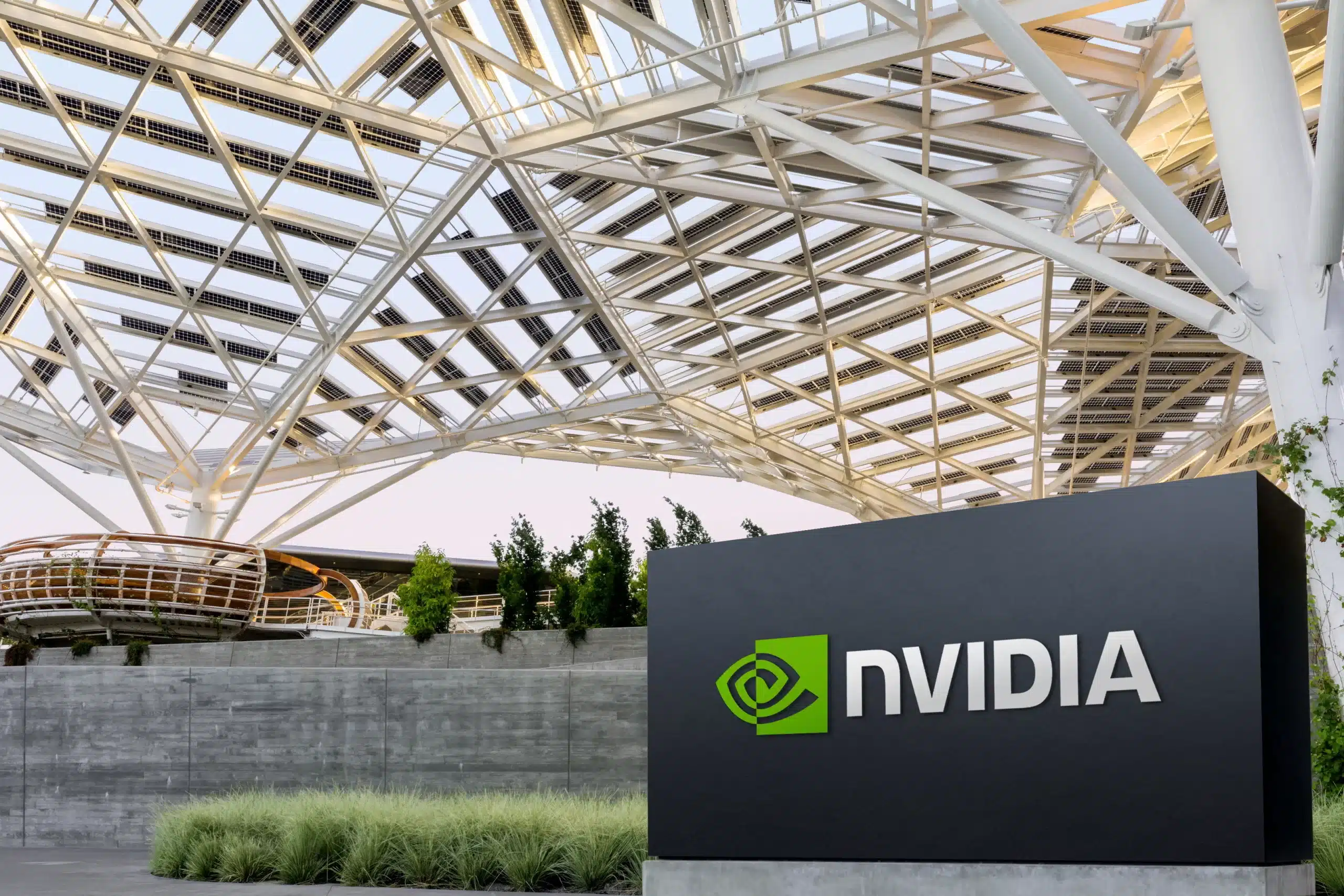 Логото на NVIDIA пред седалището на компанията