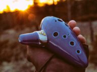 Синя керамична окарина с триъгълника Triforce, вдъхновена от Ocarina of Time