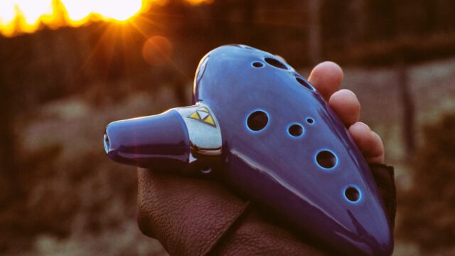 Синя керамична окарина с триъгълника Triforce, вдъхновена от Ocarina of Time