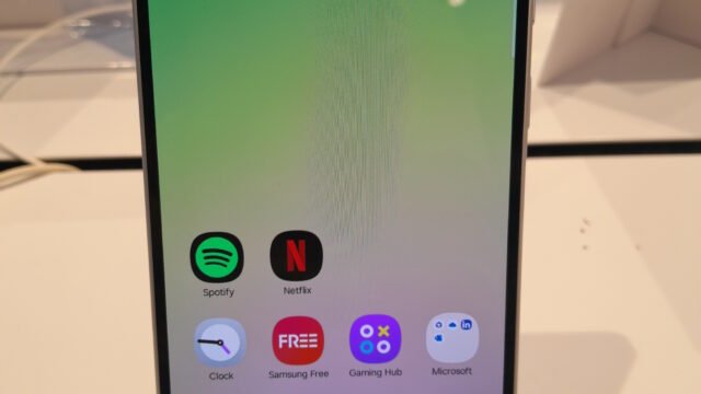 Samsung Galaxy A56 на витрина – смартфонът получава One UI 9 с Android 17