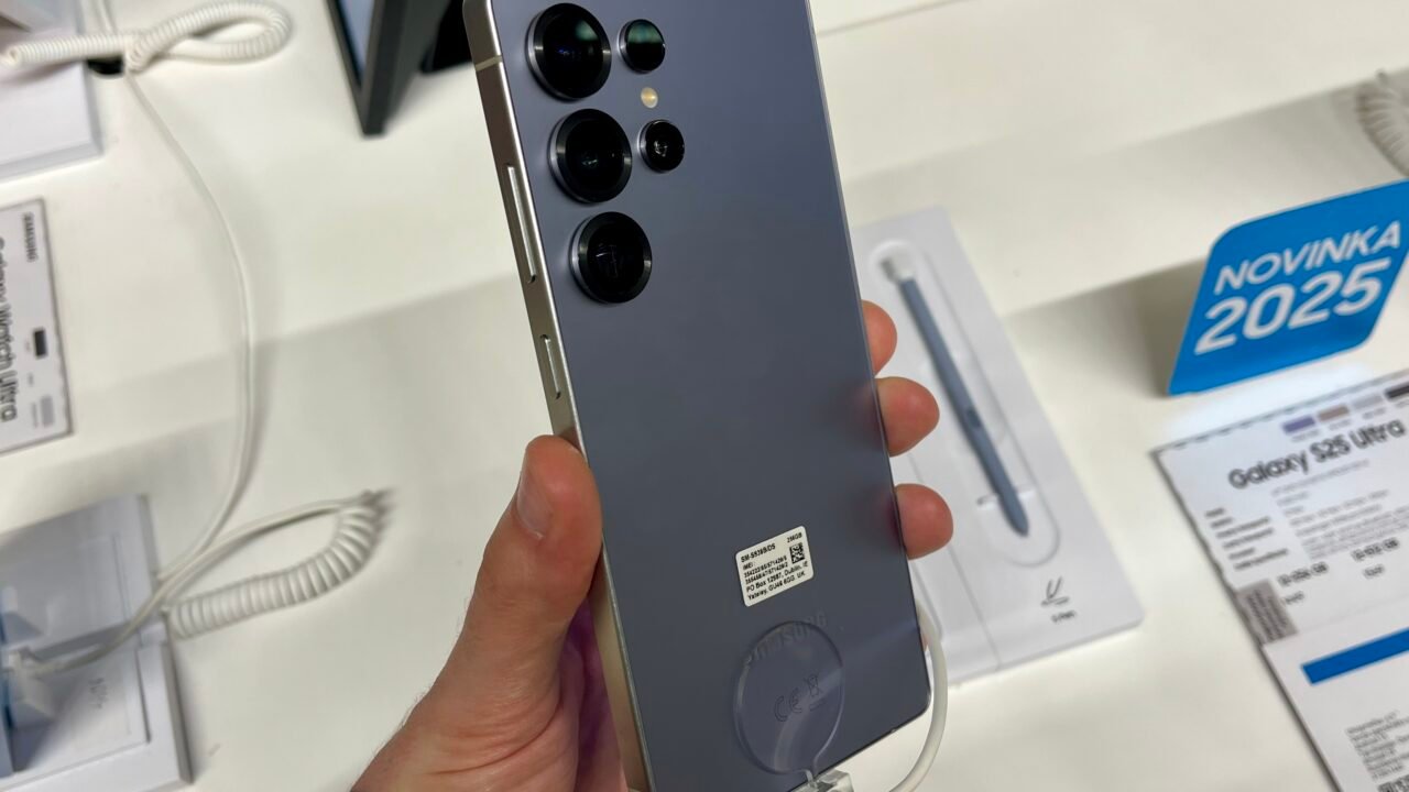 Samsung Galaxy S25 Ultra, показан отзад – модел от серията, за която има оплаквания след One UI 9