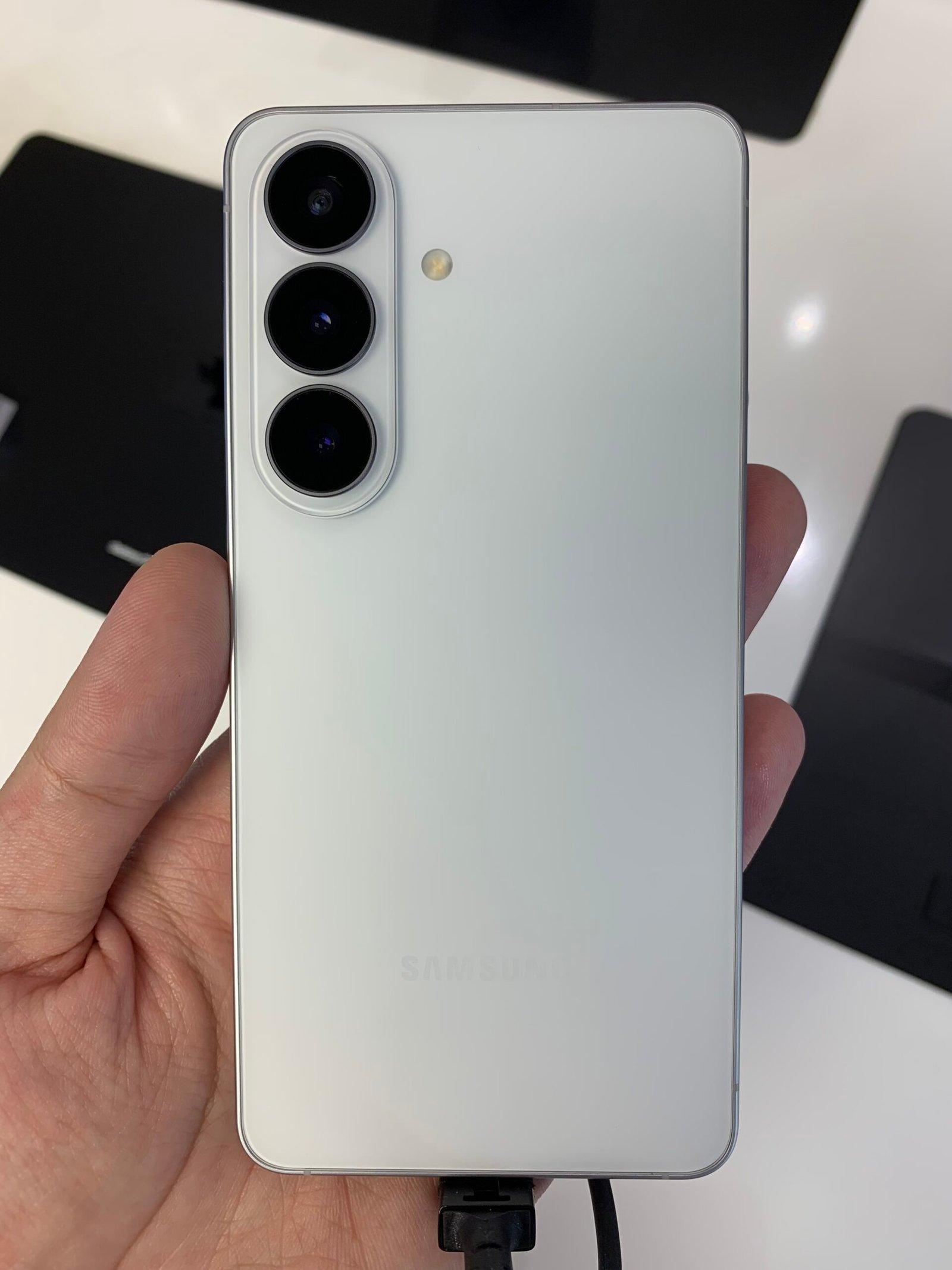Samsung Galaxy S26, показан отзад – серията на Galaxy S26 с One UI 9