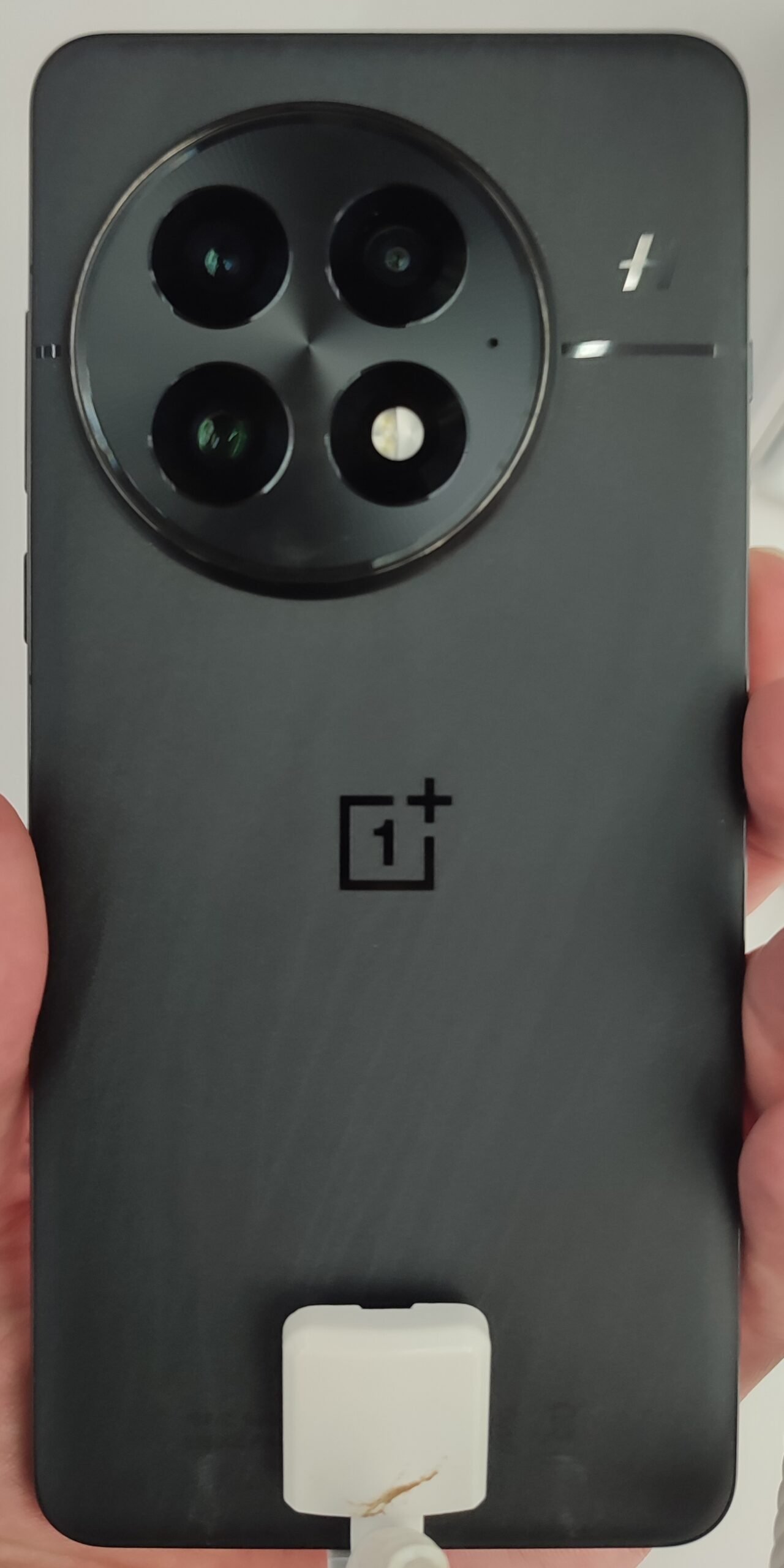 Гърбът на OnePlus 13 – предишен флагман на OnePlus