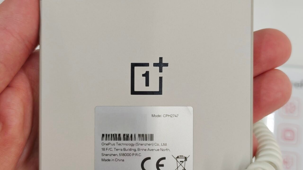 OnePlus 15 отзад – телефонът, който първи получава стабилния ColorOS 17