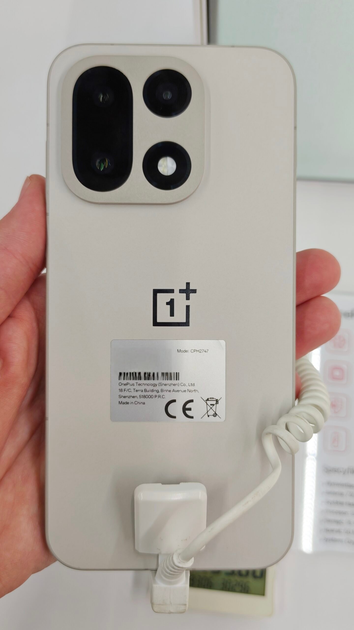 OnePlus 15 отзад – телефонът, който първи получава стабилния ColorOS 17