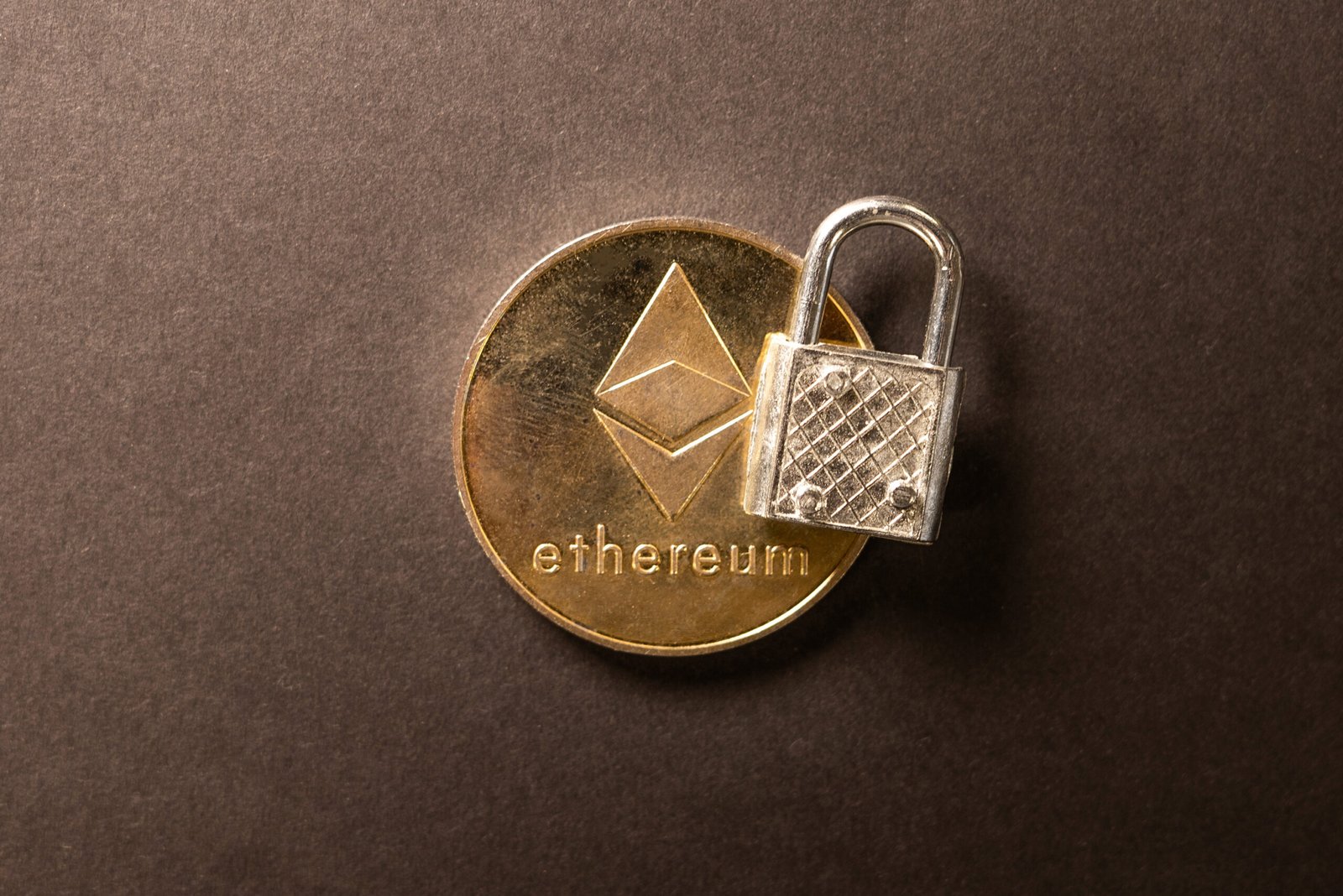 Монета Ethereum с катинар – символ на сигурността на портфейлите