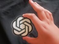 Стикер с емблемата на OpenAI, свързана със съдебните искове срещу компанията