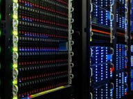 Сървърни шкафове с работни индикатори – илюстрация към обучението на AI модели в изолирана среда без достъп до интернет