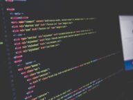 Програмен код на тъмен екран – илюстрация към новината за хакерската атака срещу OpenCode