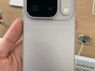 Задната страна на Oppo Find X10 Pro Max с квадратния модул с камери Hasselblad, изложен в магазин