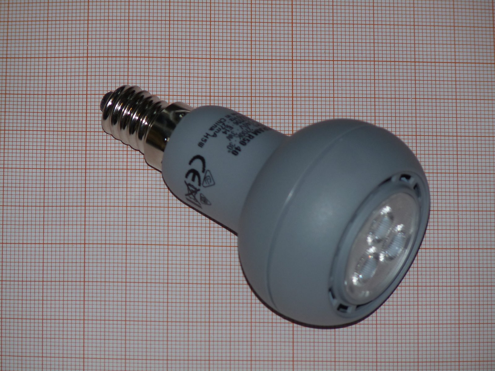 LED лампа OSRAM с цокъл E14 – илюстрация към осветление за умен дом (не е умен модел)