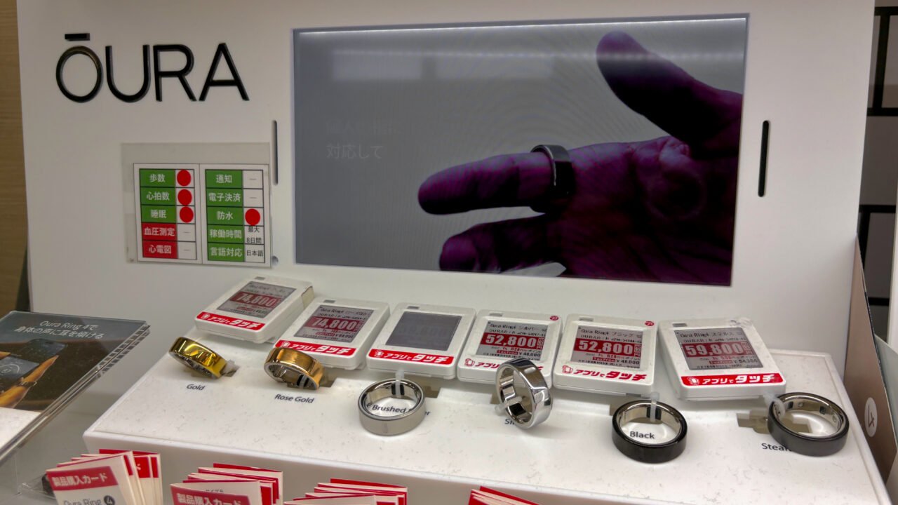 Витрина с пръстени Oura Ring 4 в различни цветове – спорът за патенти с Ultrahuman