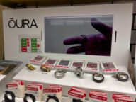 Витрина с пръстени Oura Ring 4 в различни цветове – спорът за патенти с Ultrahuman