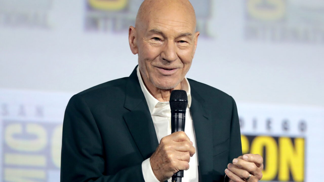 Сър Патрик Стюарт говори на панел на San Diego Comic-Con
