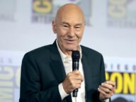 Сър Патрик Стюарт говори на панел на San Diego Comic-Con