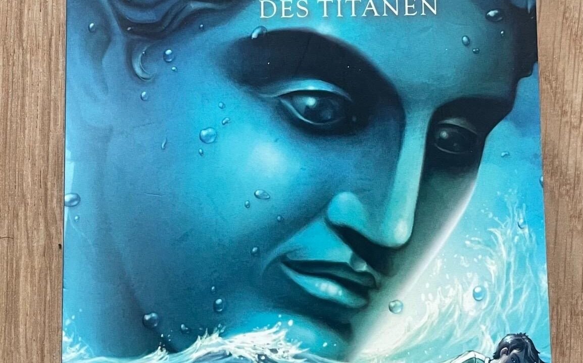 Корицата на немското издание на The Titan’s Curse (Percy Jackson – Der Fluch des Titanen) от Рик Риордан, по която е третият сезон на Percy Jackson