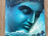 Корицата на немското издание на The Titan’s Curse (Percy Jackson – Der Fluch des Titanen) от Рик Риордан, по която е третият сезон на Percy Jackson