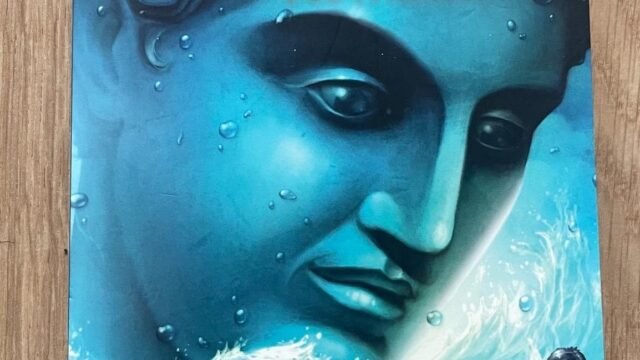 Корицата на немското издание на The Titan’s Curse (Percy Jackson – Der Fluch des Titanen) от Рик Риордан, по която е третият сезон на Percy Jackson