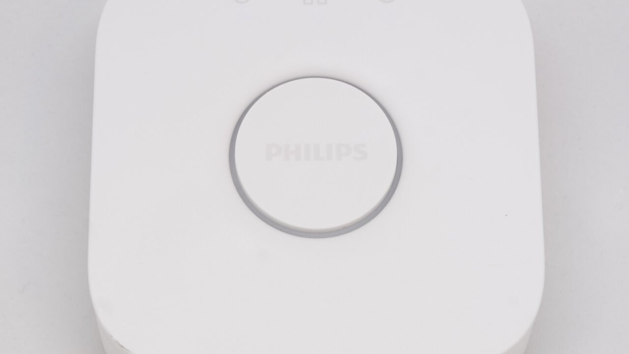 Philips Hue Bridge – по-старо поколение на хъба, към който се свързват Hue лампите и аксесоарите
