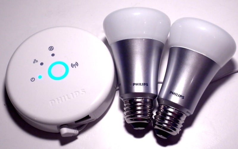 Хъб Philips Hue и две умни крушки с цокъл E27