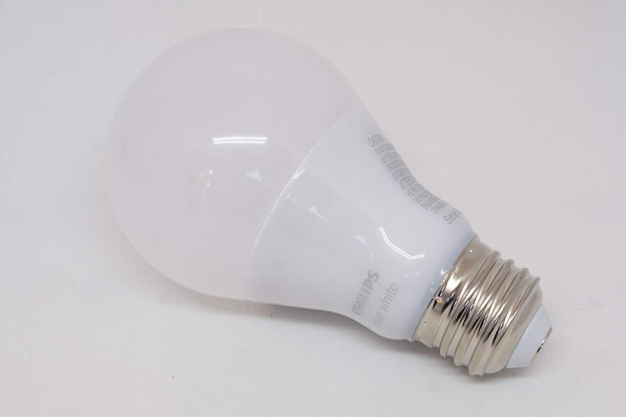 Бяла смарт крушка Philips Hue с цокъл E27