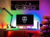 Бюро с разноцветно осветление Philips Hue зад монитора